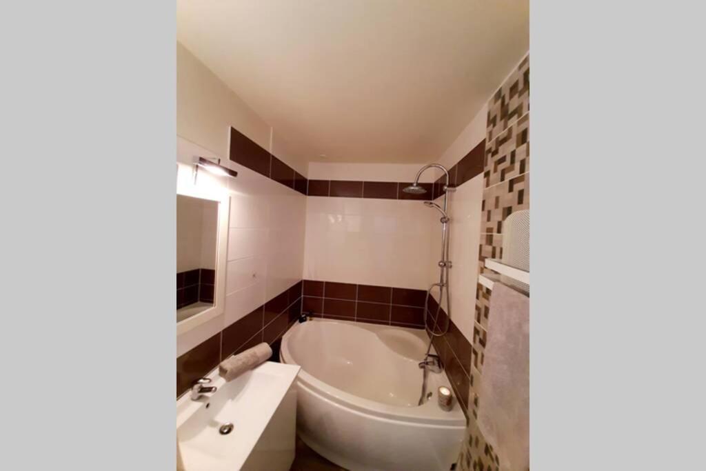 Apartament La Cour De Jeanne Aurillac Zewnętrze zdjęcie